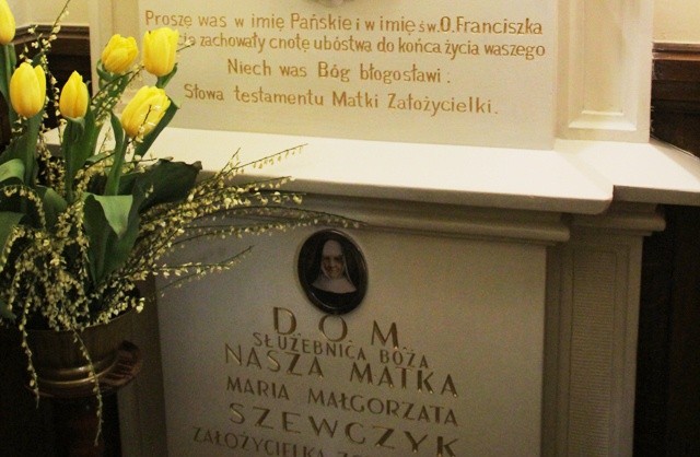 Sarkofag matki Małgorzaty znajduje się w przedsionku klasztornego kościoła w Oświęcimiu