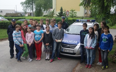 Uczniowie z podstawówki w Lutkówce pomagali policjantom w pouczaniu niesfornych kierowców