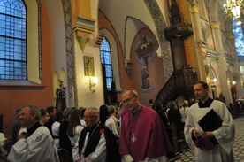 Bp Piotr Libera pobłogosławił prace przeprowadzone w sońskim kościele w ciągu ostatnich pięciu lat