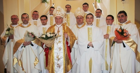 Nowi kapłani wraz z bp. Tadeuszem Rakoczym, bp. Piotrem Gregerem i przełożonymi seminarium
