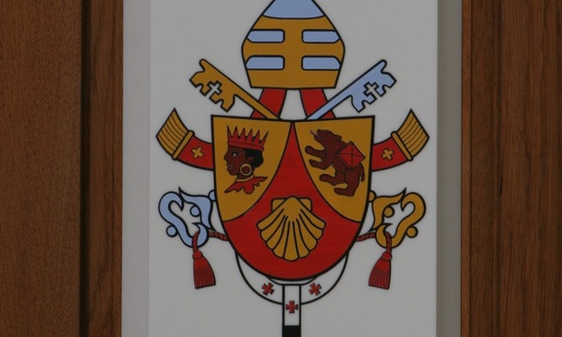 Benedykt XVI nie zmieni herbu