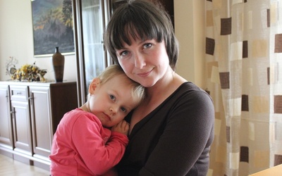Anna Jachowicz z córką Lenką, która wkróte pójdzie do przedszkola sióstr w Hałcnowie, tak jak jej brat Marcinek