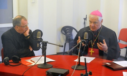 Abp Gerhard Ludwig Müller w studiu Radia Plus Radom. Z lewej ks. Zbigniew Niemirski