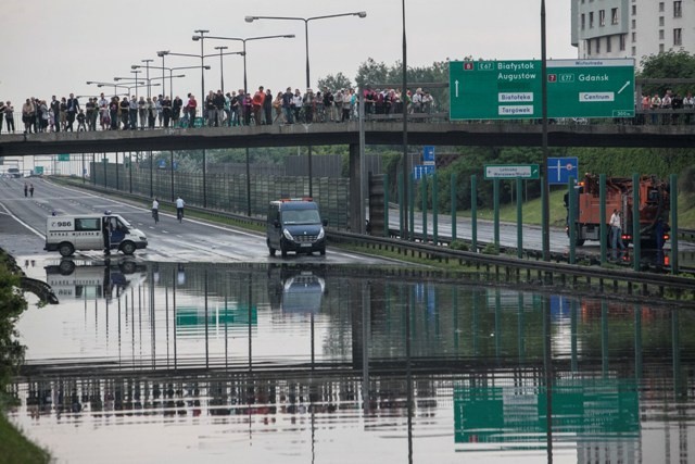 Zatopione samochody na Trasie AK