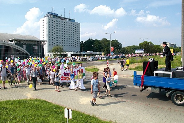  Maszerującym udzielała się energia wodzireja tańczącego i podskakującego na samochodzie z nagłośnieniem