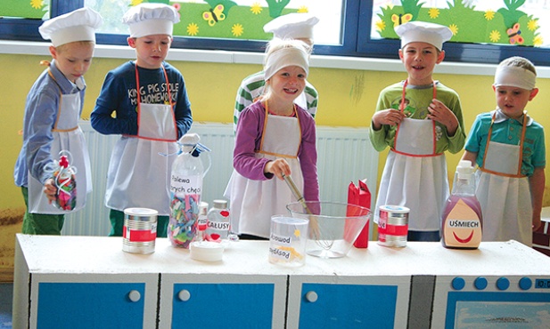 Przedszkolaki z „Wesołych Słoneczek” mają czas na wspólne zabawy...