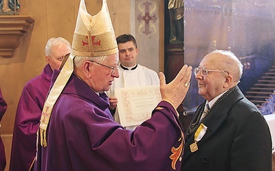  Posługa Stanisława Gruszki jako organisty została doceniona medalem papieskim „Pro Ecclesia et Pontifice”, który 4 grudnia 2011 r. wręczył mu abp senior Damian Zimoń