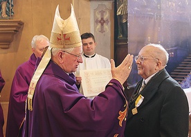  Posługa Stanisława Gruszki jako organisty została doceniona medalem papieskim „Pro Ecclesia et Pontifice”, który 4 grudnia 2011 r. wręczył mu abp senior Damian Zimoń