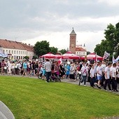 Uczestnicy szli przez pułtuski rynek do amfiteatru przy Domu Polonii