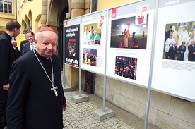   Kard. Stanisław Dziwisz zaprasza także na wystawę jubileuszową „Gościa Niedzielnego” Powyżej: Obraz Jezusa Miłosiernego wraz z relikwiami w bazylice oo. franciszkanów 