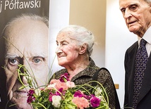  Przeżyli wspólnie 65 lat życia. Na promocję książki wchodzą, trzymając się za ręce: Wanda i Andrzej Półtawscy