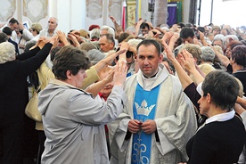  Bardzo ważnym momentem spotkania była modlitwa wstawiennicza. Obecni członkowie wspólnot Margaretka polecali Bogu konkretnych kapłanów, wyciągając nad nimi swe ręce