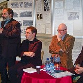  Obchodom przewodniczył Sławomir Adamiec (z lewej), obok ks. Tadeusz Isakowicz-Zaleski, Robert Grudzień, Jan Engelgard i Leon Popek