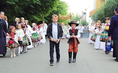 Poprzez udział w procesji najmłodsi łowiczanie kształtują swoją tożsamość 