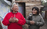 Lola Ramirez (z lewej), mieszka w barrio od urodzenia. Zarówno ona, jak i jej córki (jedna z nich na zdjęciu), to osoby niezaradne, które mają małe szanse na poprawę swej sytuacji życiowej