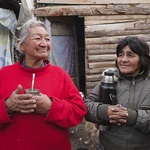 Lola Ramirez (z lewej), mieszka w barrio od urodzenia. Zarówno ona, jak i jej córki (jedna z nich na zdjęciu), to osoby niezaradne, które mają małe szanse na poprawę swej sytuacji życiowej