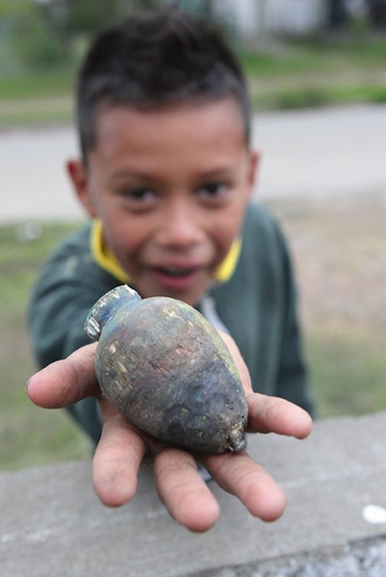 Dzieci w barrio bawią się najprostszymi zabawkami 