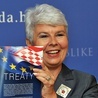 Premier Chorwacji Jadranka Kosor z traktatem akcesyjnym do UE.  1 lipca br. Chorwacja stanie się 28. członkiem wspólnoty europejskiej