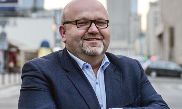 Eryk Mistewicz redaktor naczelny pisma „Nowe Media”, konsultant polityczny i analityk, twórca strategii marketingu narracyjnego, autor książki „Marketing narracyjny. Jak budować historie, które sprzedają”.