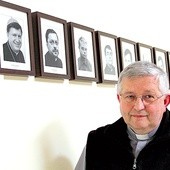  Ks. Stanisław Noga w holu probostwa stworzył galerię dawnych wikarych. Otwiera ją obecny metropolita wrocławski 