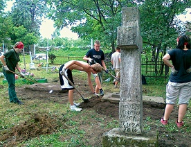  W ubiegłym roku w Latyczowie na Podolu jaworzyńscy gimnazjaliści wraz z opiekunami porządkowali tamtejszą polską nekropolię, gdzie odnowili i ocalili od zapomnienia około 120 mogił