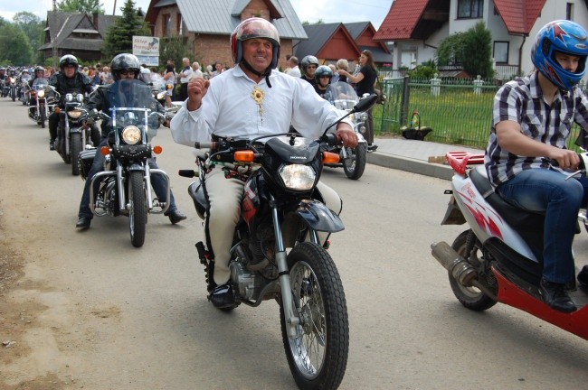 Ryk motocykli przy kościele