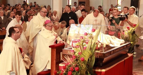 Metropolita gdański abp Sławoj Leszek Głódź powitał reliwkię świętego w Rumi.