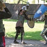 Rycerze ćwiczą  na podstawie opisów walk  ze średniowiecznych traktatów. Z dobrą techniką można  wygrać każdy pojedynek