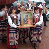 Obraz Matki Bożej tradycyjnie towarzyszył artystom na scenie 