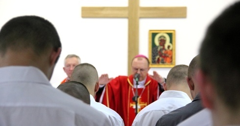 Tu się nadzieję traci lub ją odzyskuje  