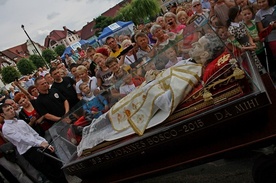 Mieszkańcy Czaplinka z radością i ciekawością czekali na relikwiarz św. Jana Bosko 