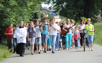 W pielgrzymce z Krzemienicy do Czerniewic młodzi ludzie uczestniczyli w nabozeństwie Drogi Krzyżowej
