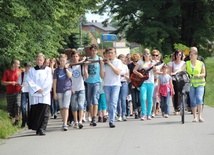 W pielgrzymce z Krzemienicy do Czerniewic młodzi ludzie uczestniczyli w nabozeństwie Drogi Krzyżowej