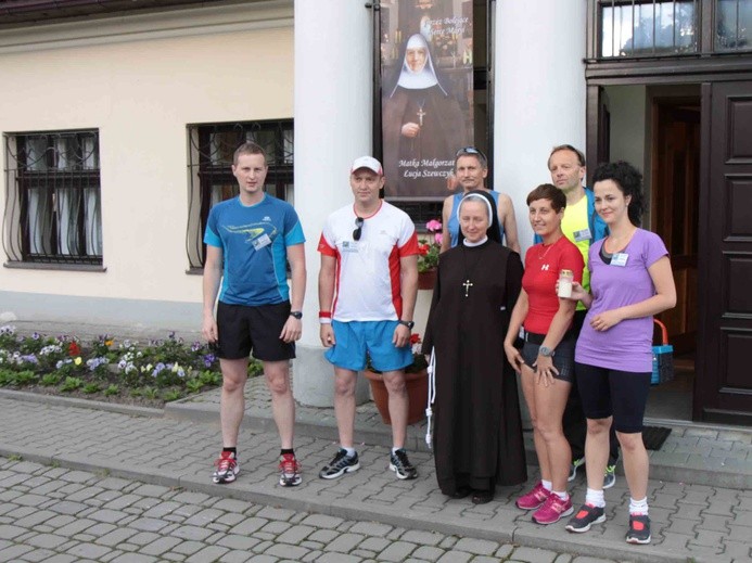 Biegacze przed kaplicą serafitek w Hałcnowie