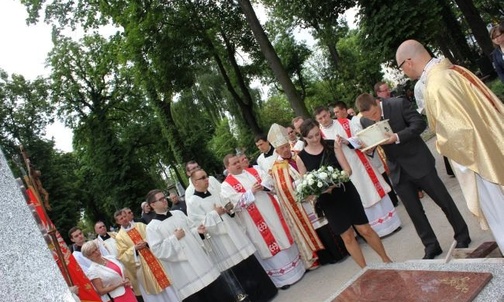 Urnę przynieśli do grobu rodzice dziecka utraconego