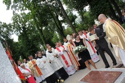 Urnę przynieśli do grobu rodzice dziecka utraconego