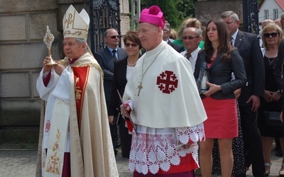 Relikwie bł. Jana Pawła II do suchedniowskiej światyni wniósł bp Henryk Tomasik