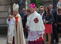 Relikwie bł. Jana Pawła II do suchedniowskiej światyni wniósł bp Henryk Tomasik