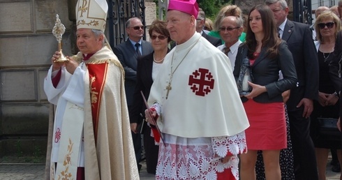 Relikwie bł. Jana Pawła II do suchedniowskiej światyni wniósł bp Henryk Tomasik