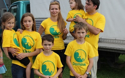 Rodzinka w żółtych koszulkach