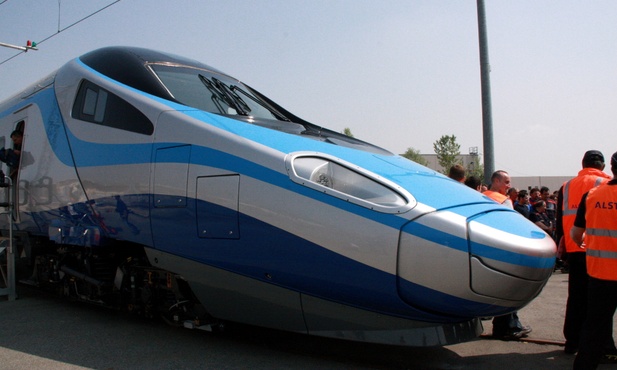 Pociąg Pendolino na holu