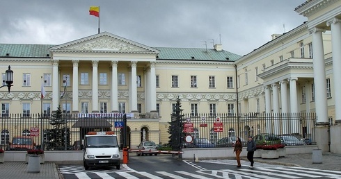 Czarne chmury zebrały się nad stołecznym ratuszem....