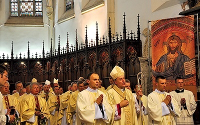  Biskup Jeż i księża jubilaci śpiewają „Te Deum” za dar kapłaństwa