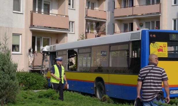 Autobus uderzył w blok