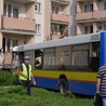 Autobus uderzył w blok