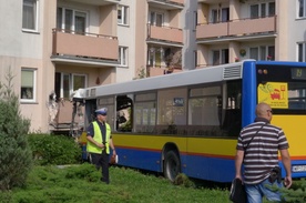 Autobus uderzył w blok