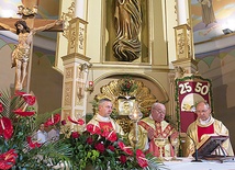 Księża jubilaci przy ołtarzu w rodzinnej miejscowości