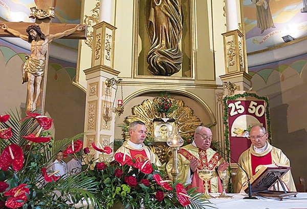 Księża jubilaci przy ołtarzu w rodzinnej miejscowości