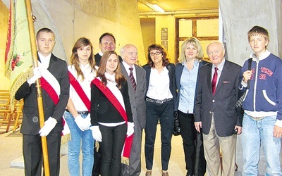  Delegacja gimnazjalistów z braćmi Olszewskimi w pobliżu grobu ks. Jana