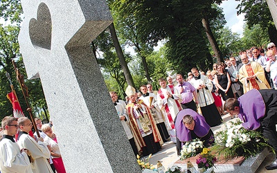  Pomnik projektował ks. Andrzej Milewski, a wykonał zakład kamieniarski  Wojciecha Popielskiego. Pochówki będą odbywały się dwa razy w roku